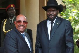 South Sudan's President Salva Kiir (R) welcomes his Sudan counterpart Omar Hassan al-Bashir outside his Presidential office in Juba April 12, 2013. Bashir visits South Sudan on Friday for the first time since Africa's once-largest country split in 2011, raising hope the two long-time adversaries will take steps to establish peaceful co-existence. REUTERS/Andreea Campeanu (SOUTH SUDAN - Tags: POLITICS)