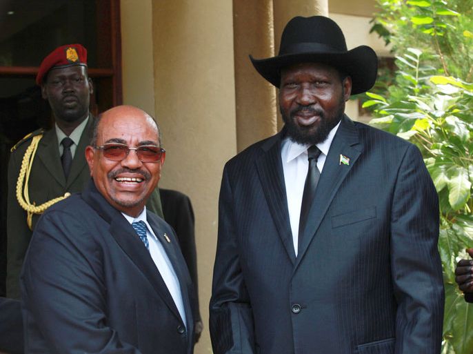 South Sudan's President Salva Kiir (R) welcomes his Sudan counterpart Omar Hassan al-Bashir outside his Presidential office in Juba April 12, 2013. Bashir visits South Sudan on Friday for the first time since Africa's once-largest country split in 2011, raising hope the two long-time adversaries will take steps to establish peaceful co-existence. REUTERS/Andreea Campeanu (SOUTH SUDAN - Tags: POLITICS)