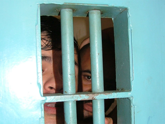 ‪معاناة قاسية وراء قضبان سجن هداريم  وغيره من المعتقلات الإسرائيلية‬ (الجزيرة)