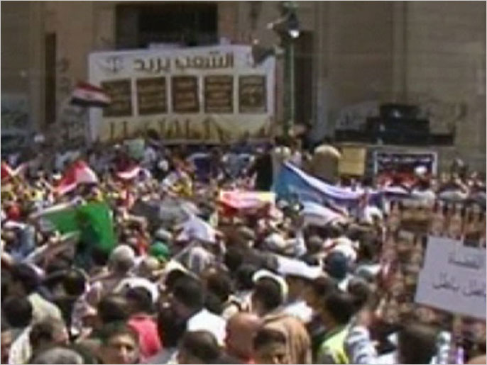 ‪تظاهرات أمام دار القضاء العالي تدعو لاستقلال القضاء بمصر‬ (الجزيرة)