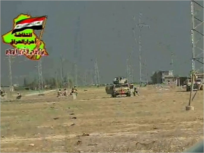 ‪‬ الجيش العراقي أثناء محاصرته لاعتصام الحويجة قبل اقتحامه(الجزيرة)