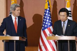 U.S. Secretary of State John Kerry (L) looks at South Korean Foreign Minister Yun Byung-se during their news conference at the foreign ministry in Seoul April 12, 2013. Kerry dismissed as "unacceptable by any standard" weeks of bellicose warnings of impending nuclear war by North Korea and said Washington would never accept the reclusive state becoming a nuclear power.REUTERS/Lee Jae-Won (SOUTH KOREA - Tags: POLITICS)