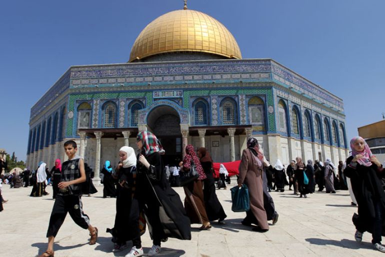 epa03337950 Palestinian female worshipers arrive to pray outside the Dome of the Rock at the al-Aqsa mosque compound in Jerusalem during the third Friday prayers of the Muslim holy month of Ramadan on 03 August 2012. Muslims fasting in the month of Ramadan must abstain from food, drink and sex from dawn until sunset EPA/ALAA BADARNEH