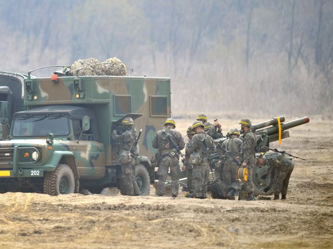 JYJ337 - PAJU, -, REPUBLIC OF KOREA : South Korean soldiers man a cannon at a military training field in the border city of Paju on April 16, 2013. North Korea's military on April 16 threatened the South with imminent "sledge-hammer" retaliation unless Seoul apologised for anti-Pyongyang protestors burning effigies of if ts revered leaders. AFP PHOTO / JUNG YEON-JE