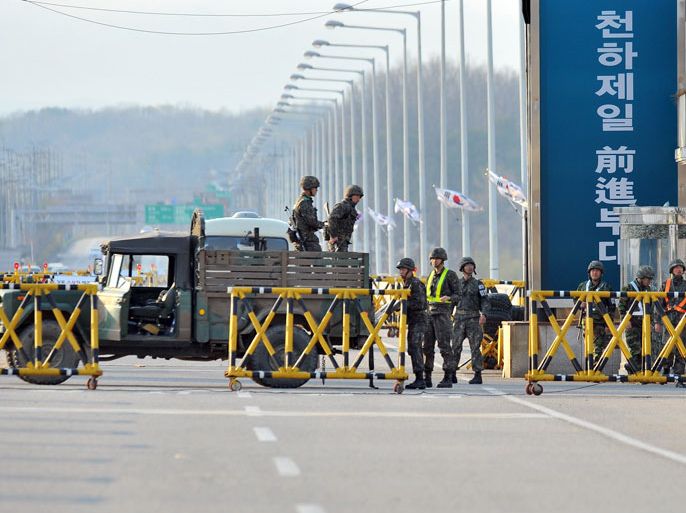 JYJ469 - PAJU, -, REPUBLIC OF KOREA : South Korean soldiers ride a military vehicle on the road leading to North Korea's Kaesong industrial complex, at a military checkpoint in the border city of Paju on April 26, 2013. South Korea called on April 26 for the withdrawal of all remaining staff from its joint industrial complex with North Korea, after Pyongyang shunned an offer for talks on the zone's future. AFP PHOTO / JUNG YEON-JE