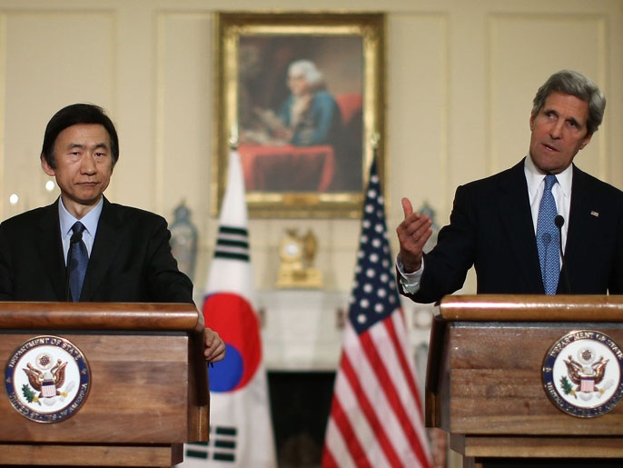 ‪جون كيري‬  جون كيري (يمين) ندد بسلوك الزعيم الشمالي كيم جونغ أون الخطير وغير المسؤول (الفرنسية)