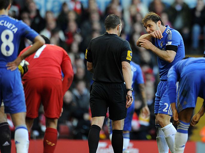 epa03671976 Chelsea's Branislav Ivanovic (R) demonstrates a bite on the arm to referee Kevin Friend (C) during the English Premier League soccer match at Anfield, Liverpool, Britain, 21 April 2013. Liverpool's Luis Suarez (2-L) appeared to bite Ivanovic on the arm during the match which ended 2-2. EPA/PETER POWELL DataCo terms and conditions apply. https://www.epa.eu/downloads/DataCo-TCs.pdf