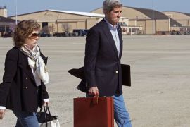 US Secretary of State John Kerry and his wife Teresa Heinz Kerry board a second plane after their original aircraft had mechanical problems on April 6, 2013, at Andrews Air Force Base in Maryland. Kerry plans to meet Turkish Foreign Minister Ahmet Davutoglu in Istanbul on April 7 to discuss the unrelenting conflict in Syria, and is then due to hold talks in Israel and the Palestinian territoriesلا