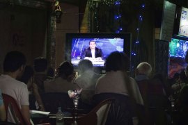 GUE060 - Cairo, -, EGYPT : Egyptians watch comedian Bassem Youssef's show as they sit at a public coffee shop on April 5, 2013 in Cairo. Egyptian prosecutors on Wednesday questioned a stand-up comedian on blasphemy charges following a guest appearance on the show of popular satirist Bassem Youssef, himself the subject of an investigation. AFP PHOTO/GIANLUIGI GUERCIA