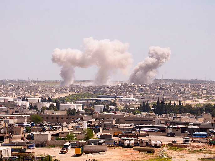 ‪ناشطون: الطيران السوري‬ يضرب المناطق المدنية بقذائف فراغية (رويترز)