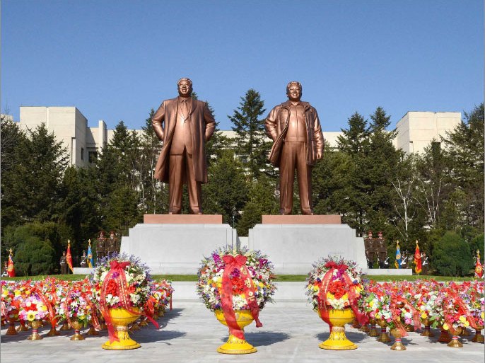 epa03662533 A picture provided by the (North) Korean Central News Agency (KCNA) on 15 April 2013 shows the statues of late North Korean leader Kim Il-sung (L) and his son Kim Jong-il (R) built on a plaza in front of North Korea's Ministry of People's Security in Pyongyang, North Korea, 14 April 2013. The statues were set up on the occasion of the birth anniversary of Kim Il-sung, the founding leader of the communist state. The third-generation dynastic power transition took place in the North as Kim Jong-il's son, Jong-un, took power after Kim Jong-il's death in December 2011.  EPA/KCNA SOUTH KOREA OUT  NO SALES