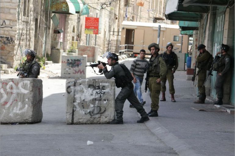 جنود الاحتلال خلال مواجهات في منطقة باب الزاوية في الخليل