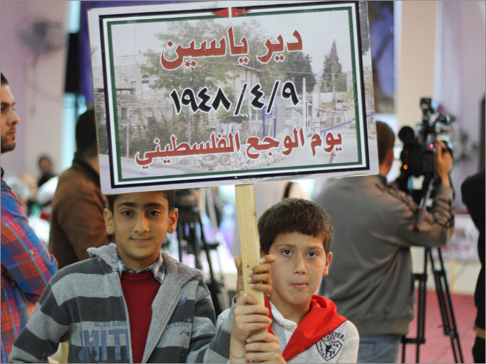 ‪مصطفى وعلي الياسيني يحيون ذكرى مذبحة دير ياسين‬ (الجزيرة)