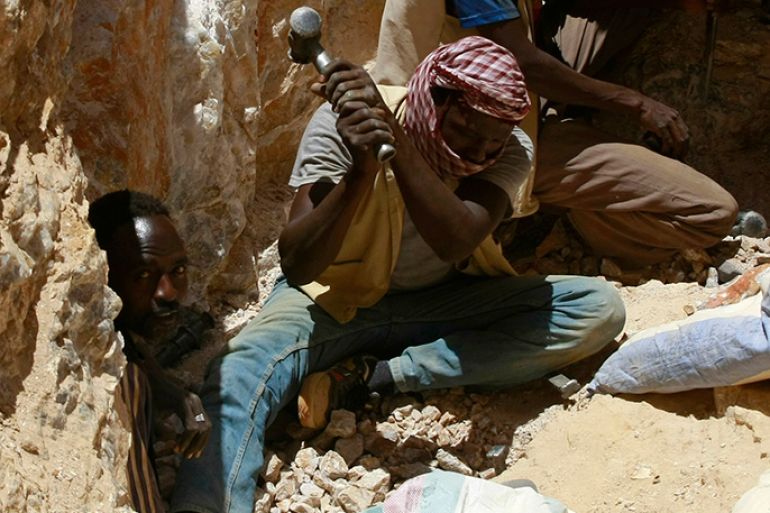 Workers break rocks at the Wad Bushara gold mine near Abu Delelq in Gadarif State, Wad Bushara April 27, 2013. Sudan exported $2.2 billion worth of gold last year and hopes to produce around 50 tonnes of gold in 2013, which would potentially make it Africa's third-largest gold miner and push it into the top 15 producers globally. The Wad Bushara gold mine has about 2,000 workers who earn an average of $15 a day. Picture taken April 27. REUTERS/Mohamed Nureldin Abdallah (SUDAN - Tags: BUSINESS EMPLOYMENT COMMODITIES)