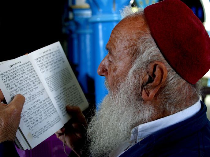 epa01001495 Rabi Fragi Mazouz reads the Torah inside the El Ghriba Synagogue, in Hara Kbira in Djerba, Tunisia, on 06 May 2007. Tunisia's Jewish community marks the fifth anniversary of the 2002 bomb attack on the El Ghriba synagogue in Djerba, in which 22 people died, among them 14 German tourists. More than 5,000 Jewish pilgrims are expected on the island of Djerba, in a rare pilgrimage to an Arab country. EPA/STR