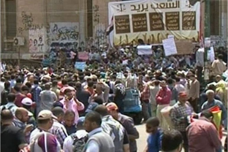 احتشد مئات المصريين في محيط دائرة القضاء العالي في وسط القاهرة للمشاركة في جمعة استكمال أهداف الثورة