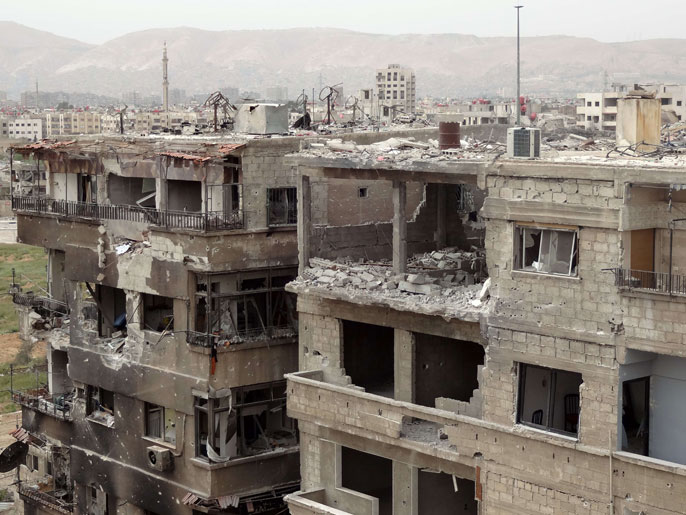 ‪جانب من حجم الدمار الذي لحق بمباني زملكا بريف دمشق جراء قصفها من قبل قوات النظام‬ (الفرنسية)