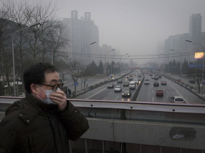 epa03562555 Heavy smog once again smothers the Second Ring Road Beijing, China 31 January 2013. Beijing and many other cities in northern China have suffered more than 20 days of PM 2.5 air pollution at hazardous levels. The government has responded by closing more than 100 factories temporarily and cutting the number of government vehicles on the roads. EPA/ADRIAN BRADSHAW