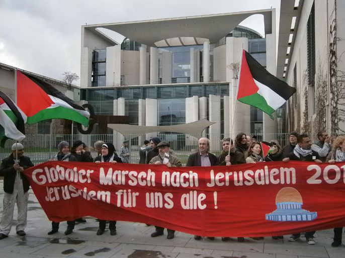 فلسطينيون يتظاهرون تضامنا مع القدس أمام المستشارية الألمانية . الجزيرة نت
