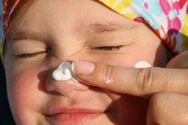 لحماية بشرة الأطفال ينبغي استعمال كريم واق من أشعة الشمس ذي معامل حماية لا يقل عن 35