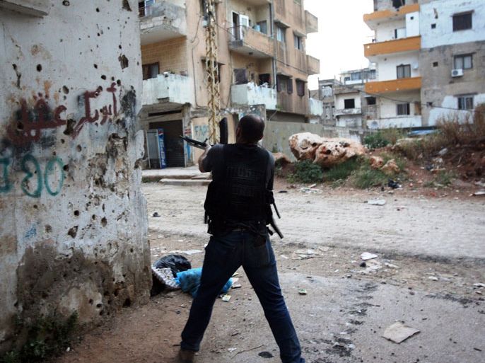 A Lebanese gunmen in the Sunni district of Bab al-Tabbaneh fires at a target following overnight clashes with the Alawite neighbourhood of Jabal Mohsen in the northern Lebanese port city of Tripoli, on May 25, 2013. The United States expressed concern that Lebanon could find itself dragged into Syria's civil war and expressed support for efforts by the country's army to halt an outbreak of fighting. AFP
