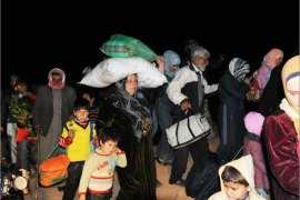لاجئون سوريون لحظة وصولهم الجهة الاردنية من الحدود مع سوريا- ارشيف