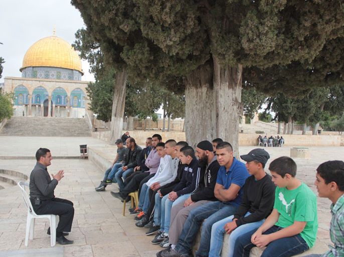 شباب القدس يرابطون بالأقصى للعلم ولحمايته من دنس الاحتلال