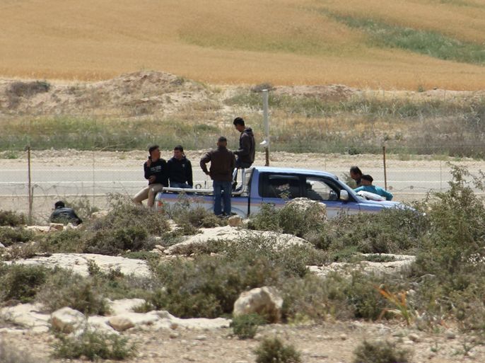 عمال فلسطينيون يستعدون لاجتياز السياج الإسرائيلي جنوب الخليل