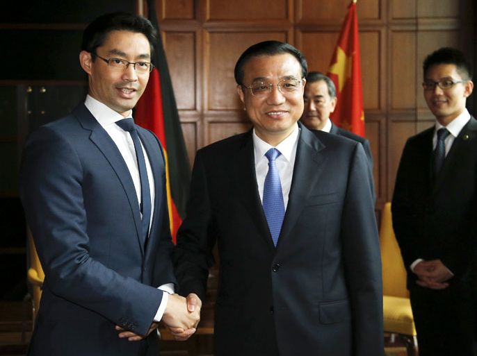 GERMANY : German Economy Minister Philipp Roesler (L) shakes hands with the Prime Minister of China, Li Keqiang, before a meeting in Berlin, on May 27, 2013. AFP PHOTO / TOBIAS SCHWARZ /POOL