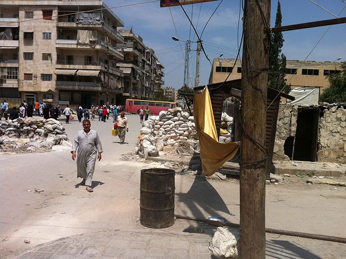المعبر في حلب (يقطع الآلاف من سكان حلب المعبر يوميا رغم خطورته)