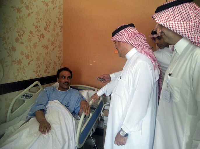 A Saudi health ministry official visits patients infected with a new SARS-like virus at a hospital in the eastern Saudi province of al-Ahsaa on May 13, 2013. Fifteen people in Saudi Arabia have died from the new Coronavirus (nCoV) out of 24 people who contracted it since last August, according to the health minister. AFP PHOTO/STR