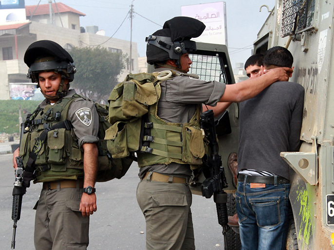 جنود الاحتلال يعتقلون فلسطينيا بنابلس في فبراير/شباط الماضي (الأوروبية)