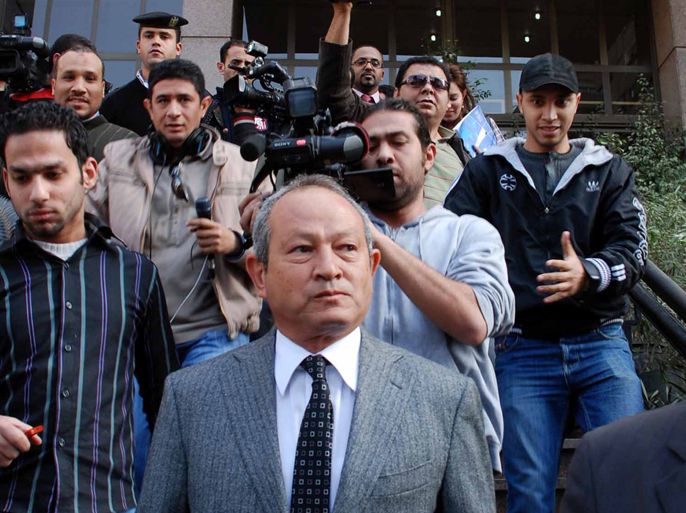 epa01987854 Egyptian chairman of Orascom Company Naguid Sawiress (C), the owner of Egypt's mobile-phone company, the biggest mobile-phone company in the Middle East, departs after a cout ruling at the administrative court in Cairo, Egypt, 13 January 2010. The Egyptian court blocked France Telecom SA's regulatory approval for a bid for outstanding shares of the Egyptian company for Mobile services, which is considered a blow to France Telecom's efforts to acquire the Egypt's mobile-phone company. EPA/MOHAMED OMAR
