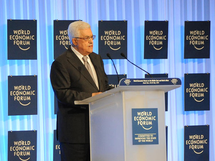 محمود عباس تمنى أن ينجح الاقتصاديون في ما أخفق فيه السياسيون (الجزيرة)