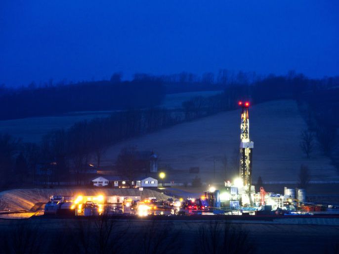 epa03163508 (01/20) A hydraulic fracturing drill rig lights up the landscape at dusk near Troy, Pennsylvania, USA, 08 March 2012. The controversial drilling practice, also known as fracking, requires injecting huge amounts of water, sand, and chemicals at high pressure thousands of feet beneath the earth's surface to extract reserves of natural gas. EPA/JIM LO SCALZO PLEASE SEE ADVISORY epa03163507 FOR FULL FEATURE TEXT