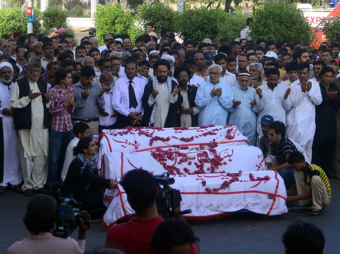 Pakistani Shiite Muslims offer funeral prayers for a lawyer and his young sons who were killed in an attack by gunmen in Karachi on May 28, 2013. Gunmen shot dead a lawyer and his two sons, aged 12 and 15, in Karachi on May 28 in a suspected sectarian attack, police said, the latest in a wave of violence against the country's Shiite Muslims. AFP PHOTO / RIZWAN TABASSUM