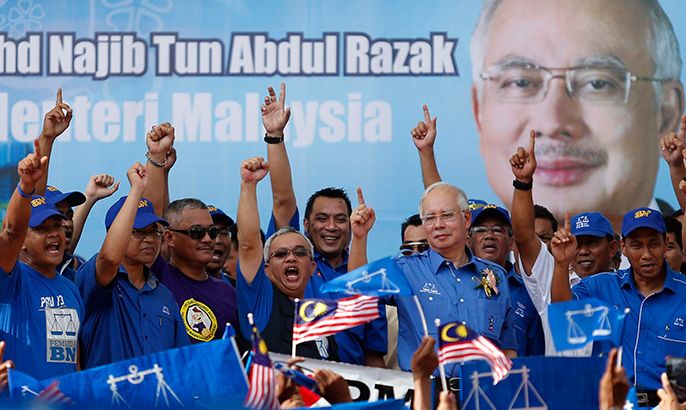 Malaysia's Prime Minister Najib Razak (centre R) leads to shout slogans during an election campaign rally at his constituency in Pekan, 300 km (186 miles) east of Kuala Lumpur May 4, 2013. Support for Najib fell among all the country's main racial groups in an opinion poll, signalling the tough fight he faces in an election in the Southeast Asian country on Sunday. REUTERS/Bazuki Muhammad (MALAYSIA - Tags: POLITICS ELECTIONS)