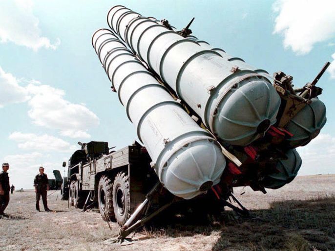 NIK01 - Moscow, -, RUSSIAN FEDERATION : (FILES) A picture taken in 1996 shows Russian SS300 air-defence missiles being prepared to be launched at a military training ground in Russia. Russia has delivered sophisticated air defence missiles to Syria, President Bashar al-Assad has implied in an interview to be aired on May 30, 2013 on Lebanon's Al-Manar television, the network said. AFP PHOTO VLADIMIR MASHATIN