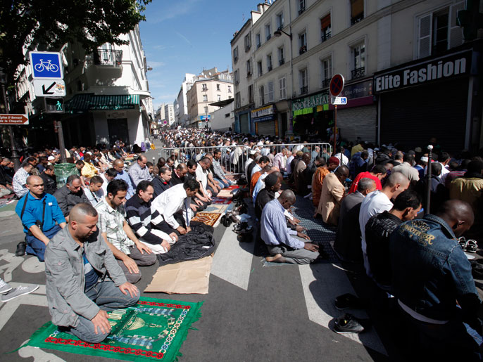 ‪(الأوروبية)‬ مسلمون يؤدون صلاة العيد بأحد الشوارع الباريسية