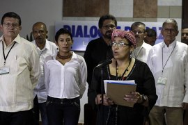 epa03676523 FARC guerrilla member Victoria Sandino Palmera (C) reads a press release upon FARC's commission arrival to Palacio de Convenciones for the beginning of a new peace talks session in Havana, Cuba, 25 April 2013. FARC called US for supporting Colombia's peace process and asked US President Barack Obama's government for the release of a member guerrilla, Simon Trinidad, in a jail in the United States. EPA/ALEJANDRO ERNESTO