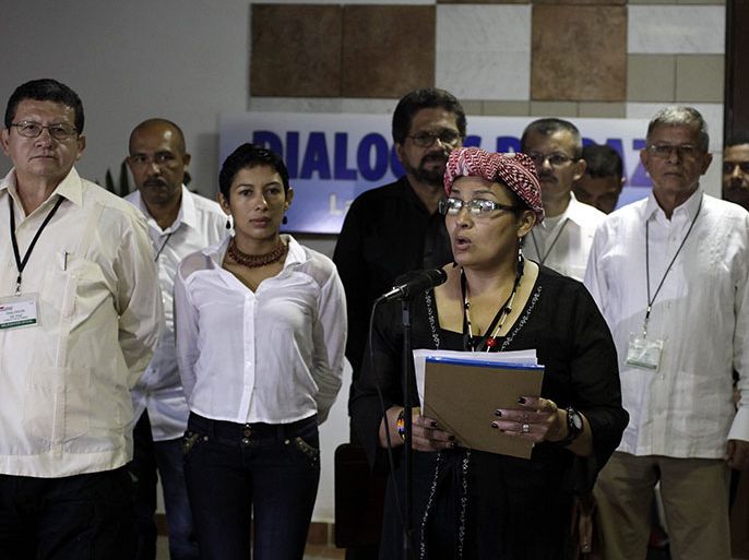 epa03676523 FARC guerrilla member Victoria Sandino Palmera (C) reads a press release upon FARC's commission arrival to Palacio de Convenciones for the beginning of a new peace talks session in Havana, Cuba, 25 April 2013. FARC called US for supporting Colombia's peace process and asked US President Barack Obama's government for the release of a member guerrilla, Simon Trinidad, in a jail in the United States. EPA/ALEJANDRO ERNESTO