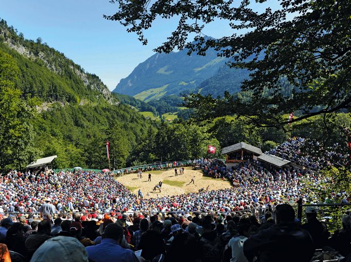 المصارعة والأبواق .. أشهر التقاليد الشعبية السويسرية