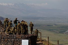 Israeli soldiers receive a briefing at an observation point on Mount Bental in the Israeli-occupied Golan Heights May 5, 2013.U.N. Secretary-General Ban Ki-moon on Sunday voiced alarm at reports Israel has struck targets inside Syria, but said the United Nations was unable to confirm whether any such attacks had taken place. REUTERS/Baz Ratner (POLITICS MILITARY)