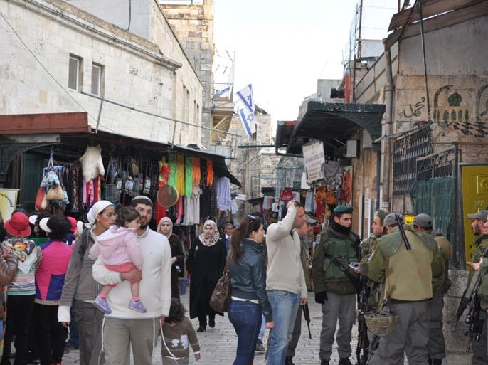 جماعات يهودية تتجول بالبلدة القديمة بالقدس المحتلة بصورة استفزازية تحت حماية قوات الاحتلال