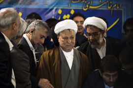 BEH091 - Tehran, -, IRAN : Former Iranian president Akbar Hashemi Rafsanjani (C) arrives to register his candidacy for the upcoming presidential election at the interior ministry in Tehran on May 11, 2013. Rafsanjani, who has been isolated since the 2009 presidential election which saw massive street protests against the disputed re-election of President Mahmoud Ahmadinejad, registered his candidacy to stand for office again. AFP PHOTO/BEHROUZ MEHRI