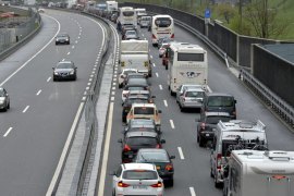 epa03678956 Vehicles are caught in a traffic jam nearly 13 km long in front of the Gotthard Tunnel, between Erstfeld and Goeschenen, Switzerland, 27 April 2013. EPA/URS FLUEELER