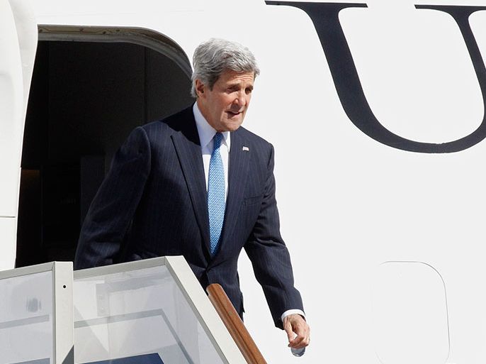 U.S. Secretary of State John Kerry arrives at the airport in Moscow, May 7, 2013. Kerry is scheduled to see Russian President Vladimir Putin on Tuesday to discuss a wide range of issues including the Iranian and North Korean nuclear programs, Afghanistan and U.S.-Russian trade. REUTERS/Sergei Karpukhin (RUSSIA - Tags: POLITICS)