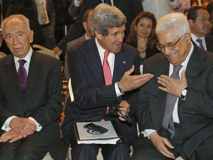 AMM20 - Dead Sea, -, JORDAN : U.S. Secretary of State John Kerry (C) is joined by Israeli President Shimon Peres (L) and Palestinian President Mahmud Abbas at the World Economic Forum on the Middle East and North Africa at the King Hussein Convention Centre, at the Dead Sea, on May 26, 2013. AFP PHOTO / JIM YOUNG / POOL