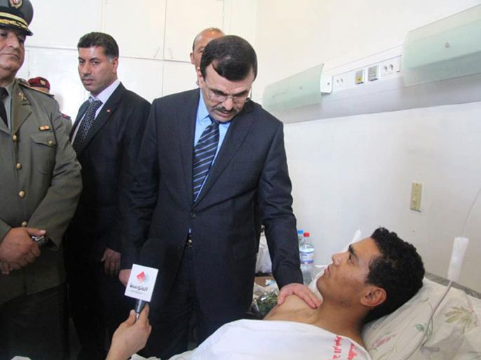رئيس الحكومة يزور أحد الأمنيين المصابين بسبب انفجار الألغام