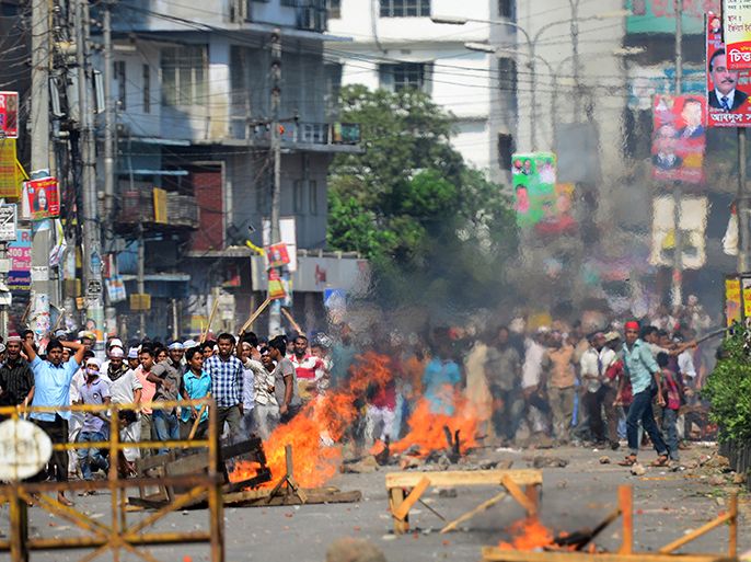 Islamist protestors set fire in the streets during clashes with police in Dhaka on May 5, 2013. "At least one person was shot dead and 35 people were injured," police sub-inspector Rokon, who uses one name, told AFP. Deputy Commissioner of Dhaka police Sheikh Nazmul Alam would only confirm that they fired rubber bullets to disperse unruly protesters. Hundreds of thousands of hardline Islamists demanding a new blasphemy law blocked major highways cutting off the Bangladeshi capital Dhaka from the rest of the country, police said. AFP PHOTO/Munir uz ZAMAN